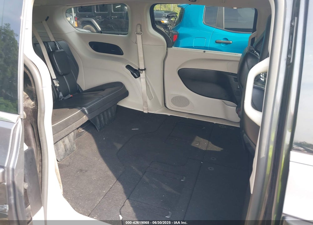 2019 CHRYSLER PACIFICA LIMITED VIN: 2C4RC1GG2KR597930