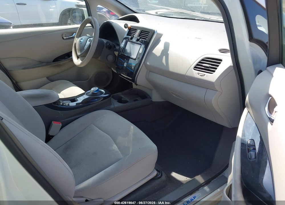 2011 NISSAN LEAF SL VIN: JN1AZ0CP4BT001207