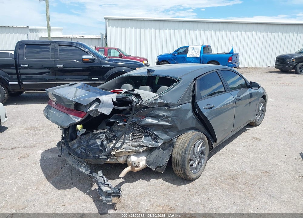 2024 HYUNDAI ELANTRA VIN: KMHLM4DG4RU717115