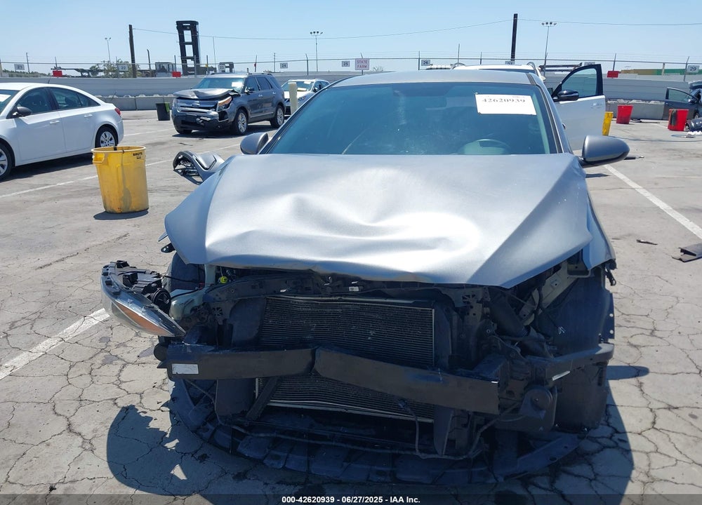 2018 HYUNDAI ELANTRA VIN: 5NPD74LF7JH338911