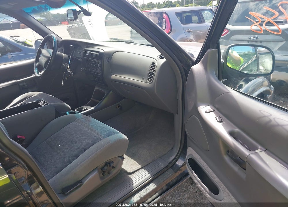 2000 FORD EXPLORER XLT VIN: 1FMZU83P0YZA06693