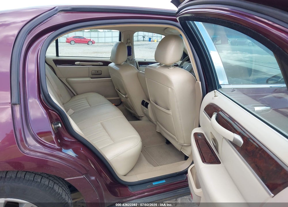 2007 LINCOLN TOWN CAR VIN: 1LNHM81V07Y603795