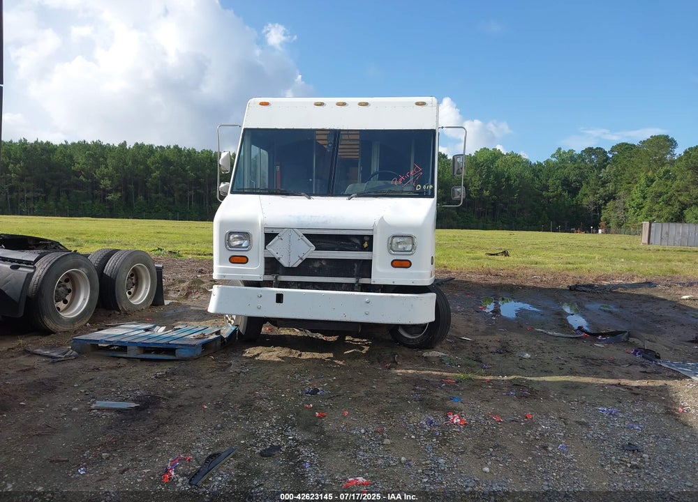 2000 FREIGHTLINER CHASSIS M LINE WALK-IN VAN VIN: 4UZA5FAC8YCG63908