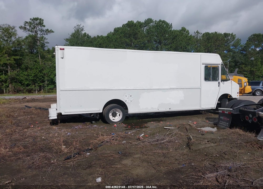 2000 FREIGHTLINER CHASSIS M LINE WALK-IN VAN VIN: 4UZA5FAC8YCG63908