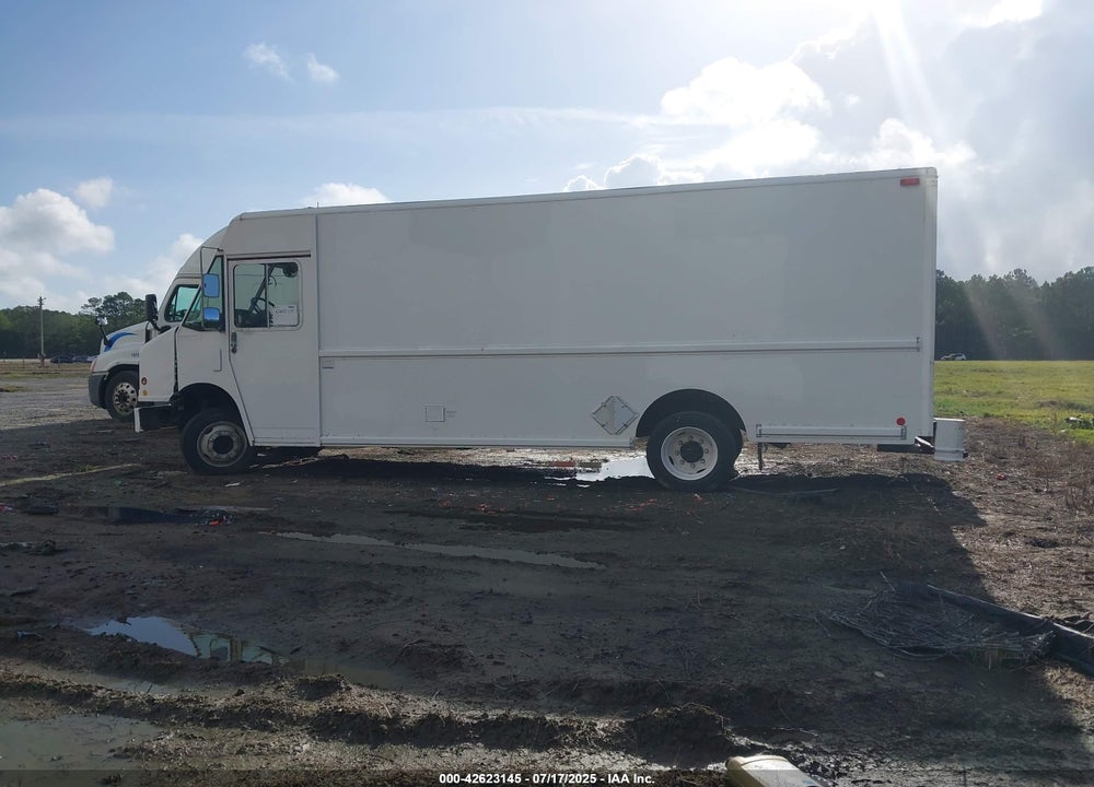 2000 FREIGHTLINER CHASSIS M LINE WALK-IN VAN VIN: 4UZA5FAC8YCG63908