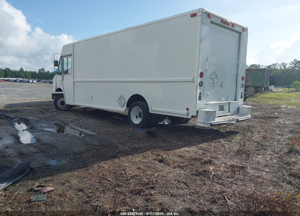 2000 FREIGHTLINER CHASSIS M LINE WALK-IN VAN VIN: 4UZA5FAC8YCG63908