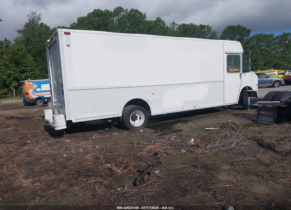 2000 FREIGHTLINER CHASSIS M LINE WALK-IN VAN VIN: 4UZA5FAC8YCG63908
