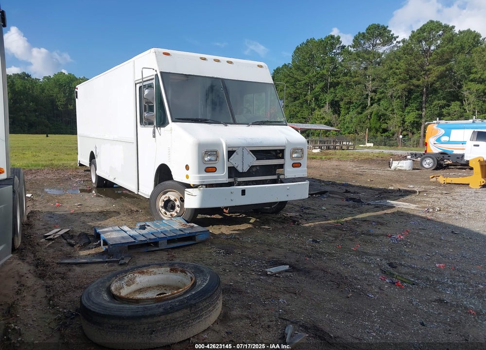 2000 FREIGHTLINER CHASSIS M LINE WALK-IN VAN VIN: 4UZA5FAC8YCG63908