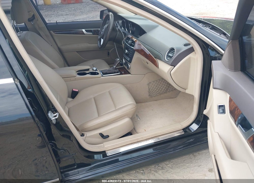 2013 MERCEDES-BENZ C 250 LUXURY/SPORT VIN: WDDGF4HB8DR249485