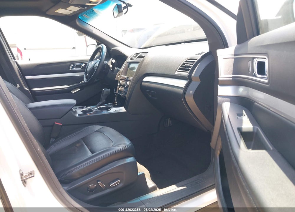 2017 FORD EXPLORER VIN: 1FM5K7D8XHGA33952