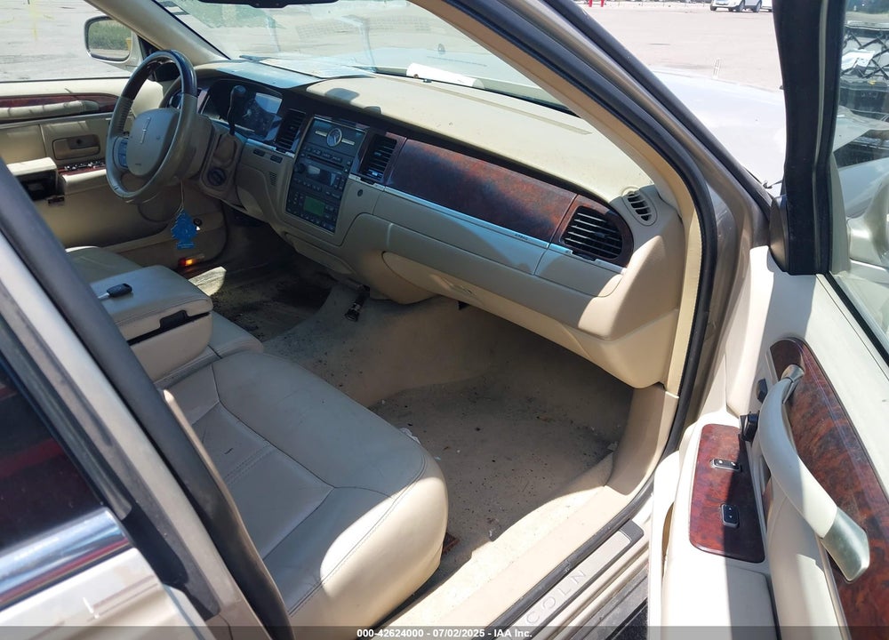 2006 LINCOLN TOWN CAR VIN: 1LNHM82W36Y649935