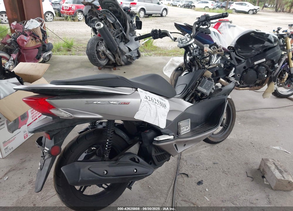 2016 HONDA PCX 150 VIN: RLHKF1801GY101593