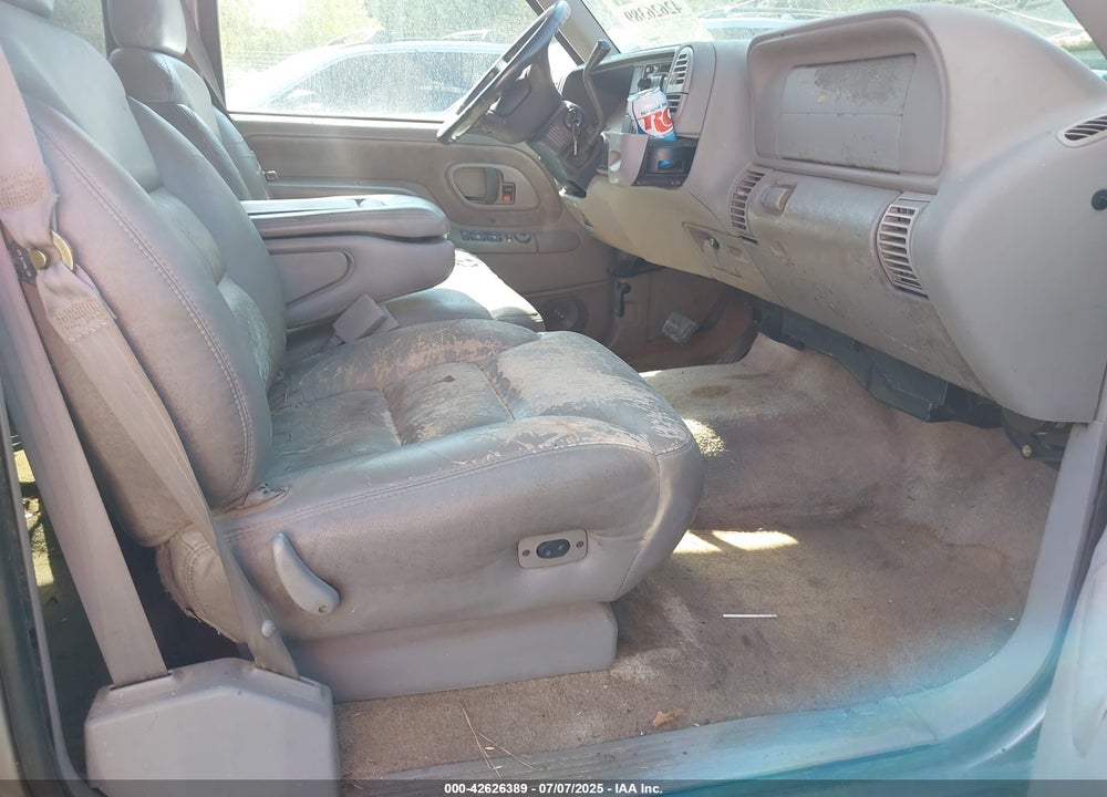 1999 CHEVROLET SUBURBAN 1500 LT VIN: 3GNEC16R2XG210654
