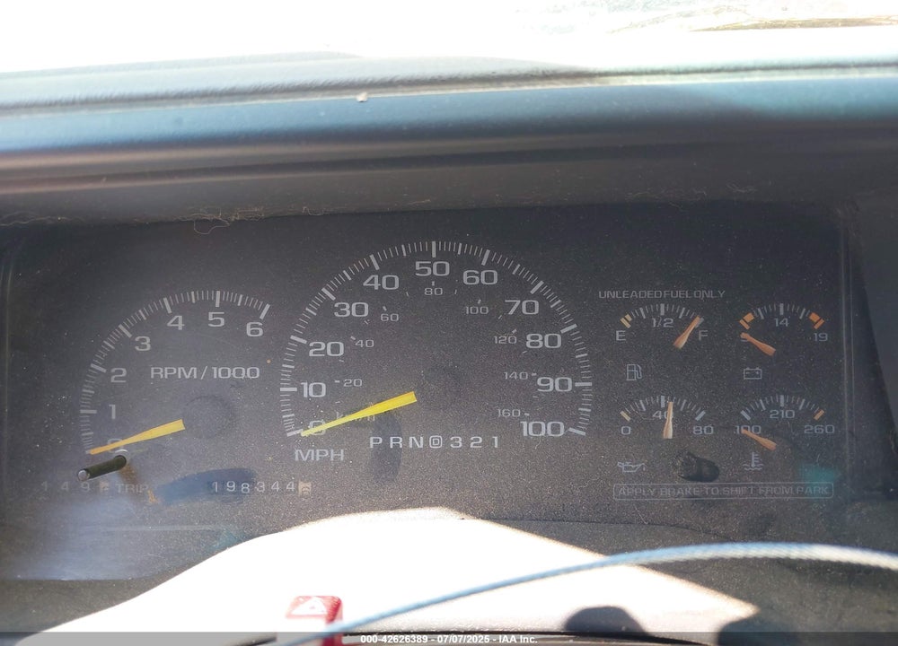 1999 CHEVROLET SUBURBAN 1500 LT VIN: 3GNEC16R2XG210654