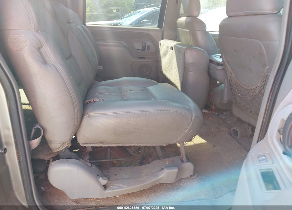 1999 CHEVROLET SUBURBAN 1500 LT VIN: 3GNEC16R2XG210654