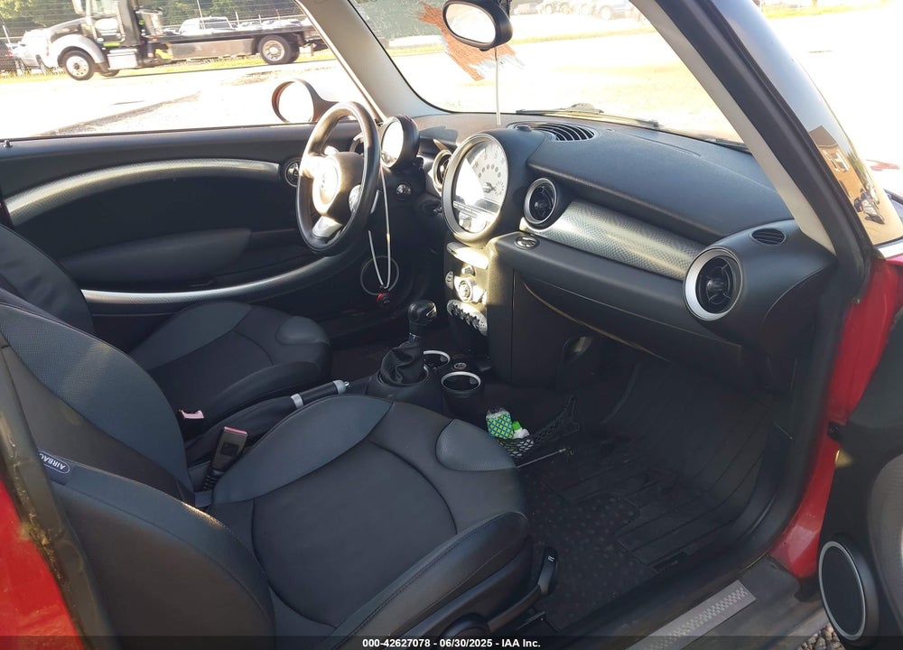 2008 MINI COOPER VIN: WMWMF73598TV32869