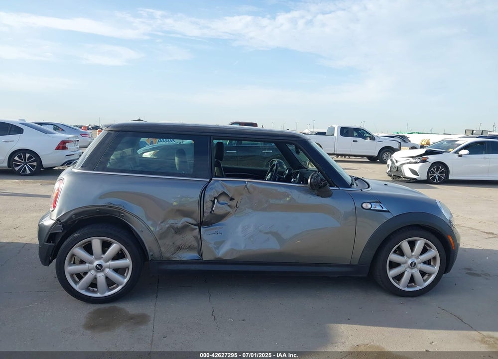 2007 MINI COOPER S VIN: WMWMF73557TV31801
