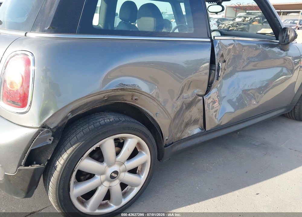2007 MINI COOPER S VIN: WMWMF73557TV31801