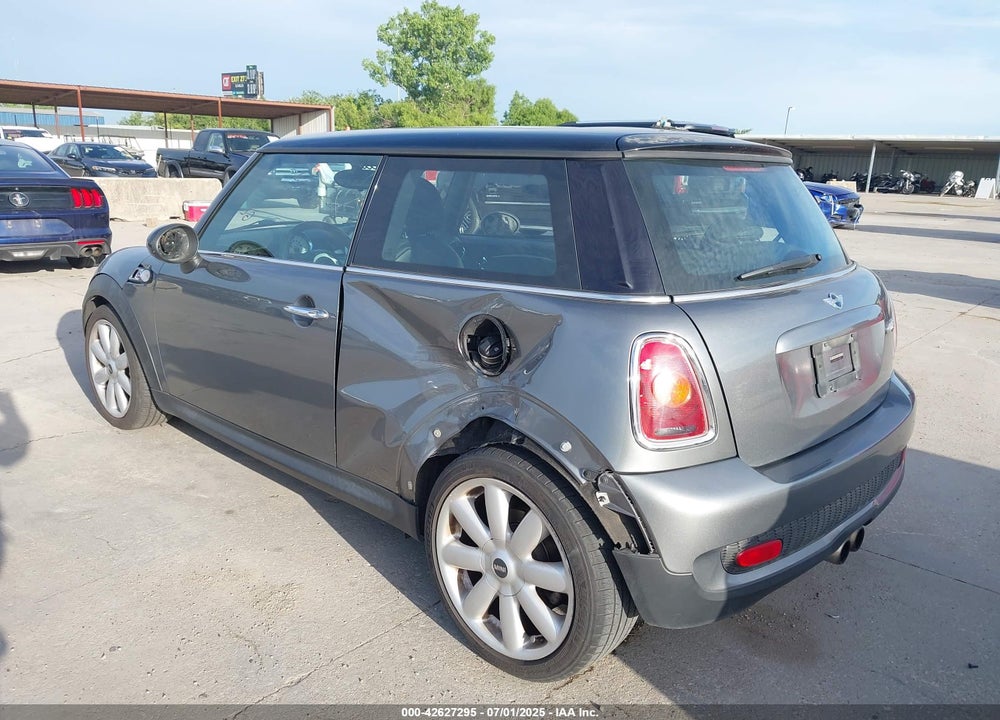 2007 MINI COOPER S VIN: WMWMF73557TV31801