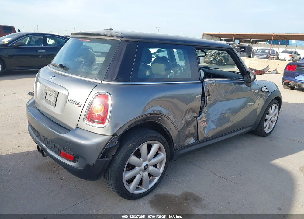 2007 MINI COOPER S VIN: WMWMF73557TV31801