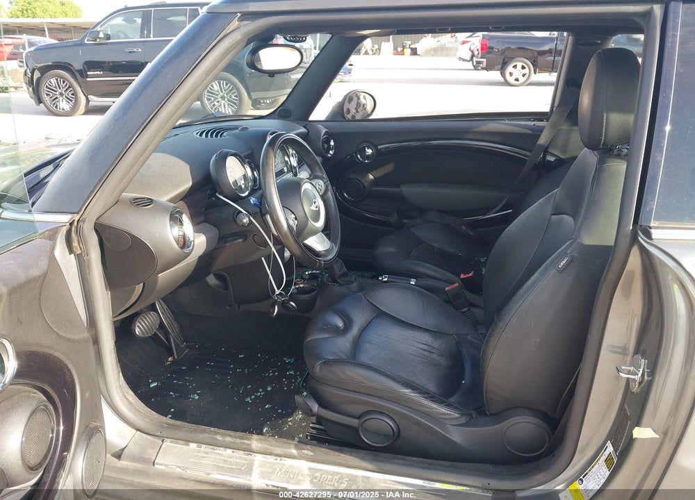 2007 MINI COOPER S VIN: WMWMF73557TV31801