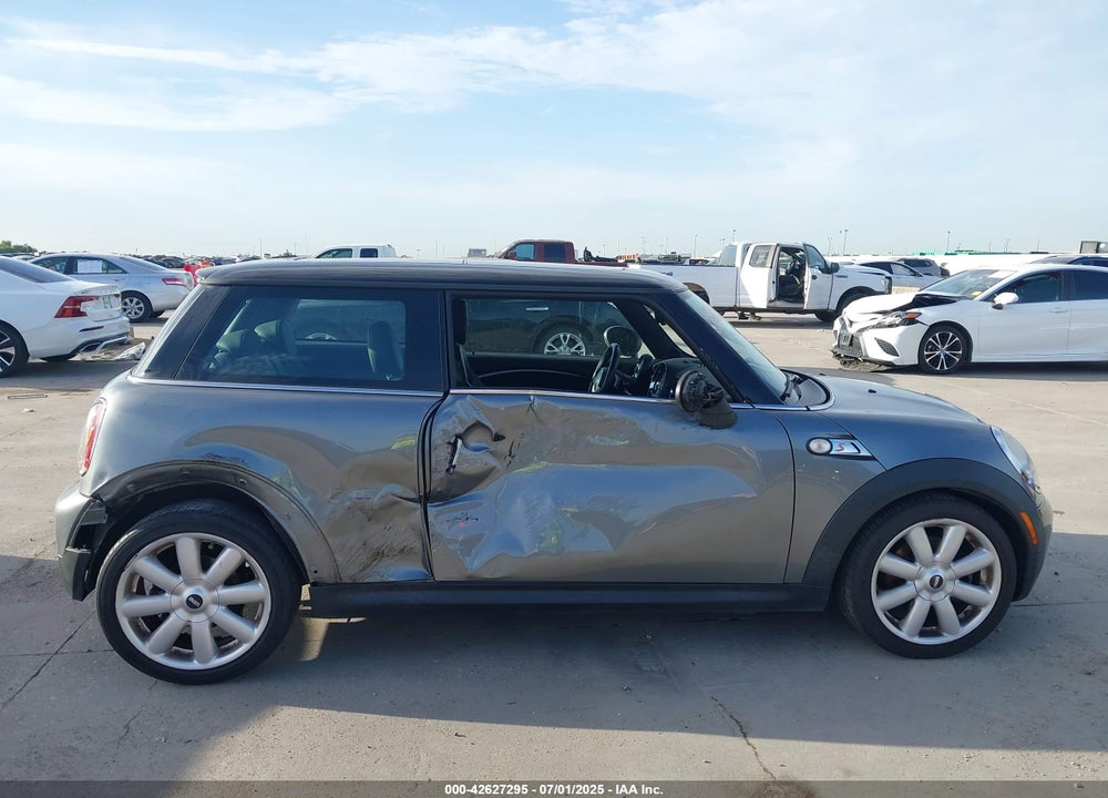2007 MINI COOPER S VIN: WMWMF73557TV31801