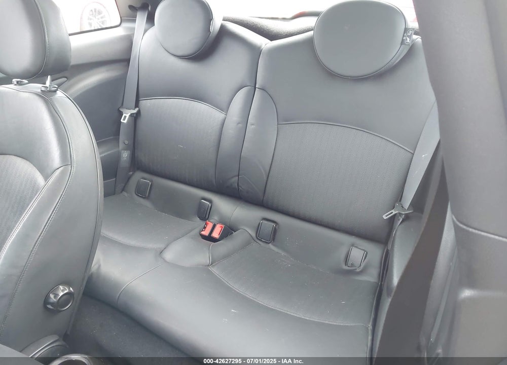 2007 MINI COOPER S VIN: WMWMF73557TV31801