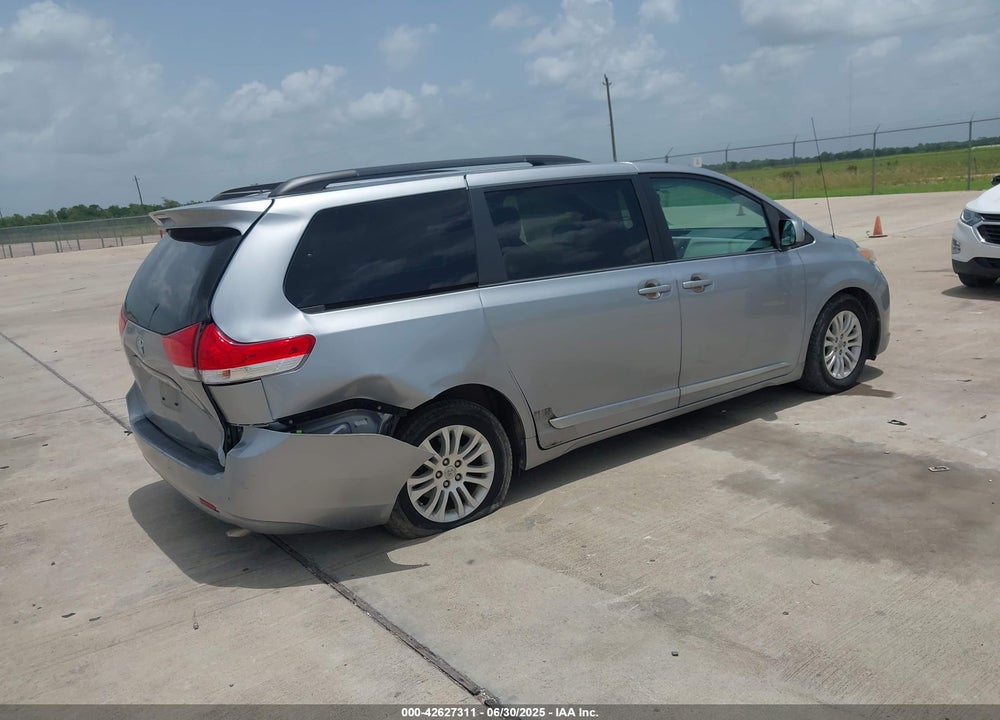 2013 TOYOTA SIENNA XLE V6 8 PASSENGER VIN: 5TDYK3DC1DS364014