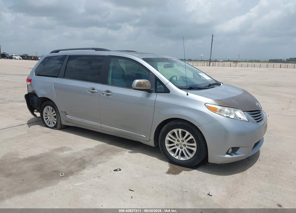 2013 TOYOTA SIENNA XLE V6 8 PASSENGER VIN: 5TDYK3DC1DS364014