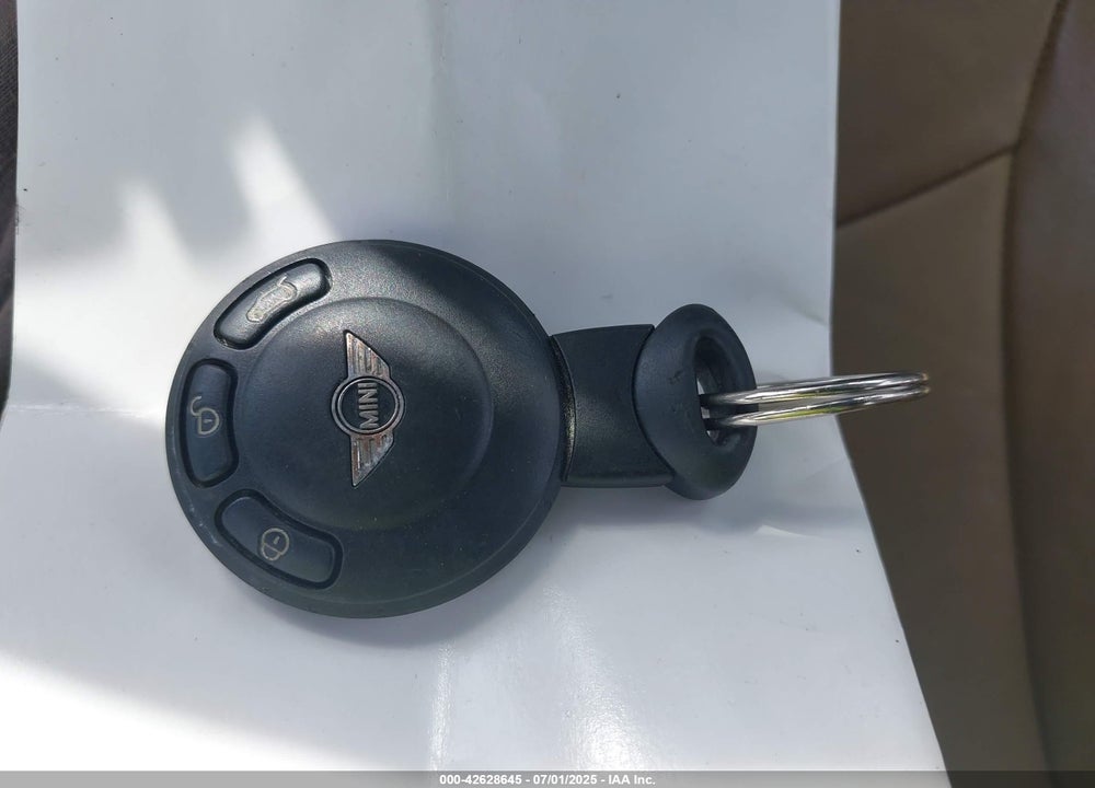 2008 MINI COOPER VIN: WMWMF33518TU66603