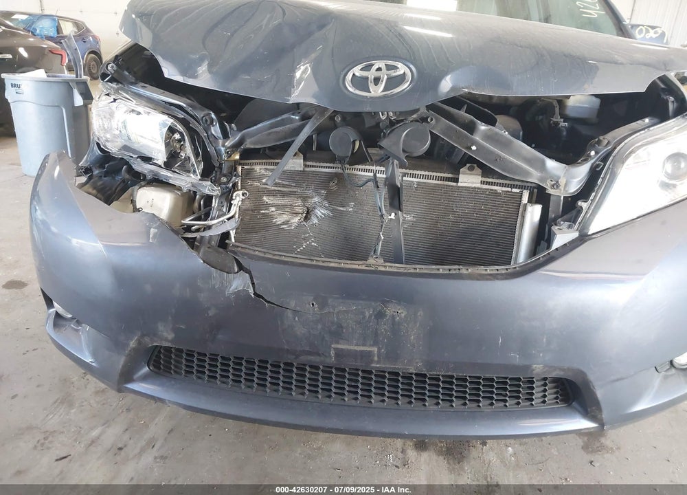 2017 TOYOTA SIENNA XLE 8 PASSENGER VIN: 5TDYZ3DC3HS887696