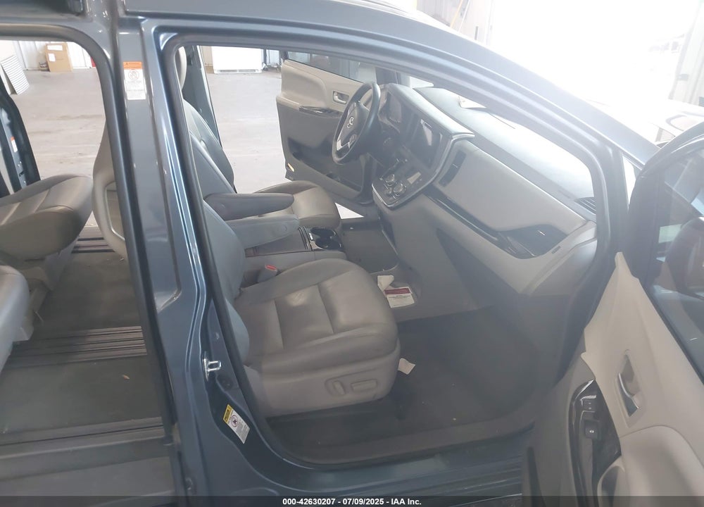 2017 TOYOTA SIENNA XLE 8 PASSENGER VIN: 5TDYZ3DC3HS887696