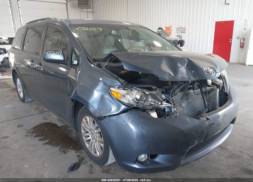 2017 TOYOTA SIENNA XLE 8 PASSENGER VIN: 5TDYZ3DC3HS887696