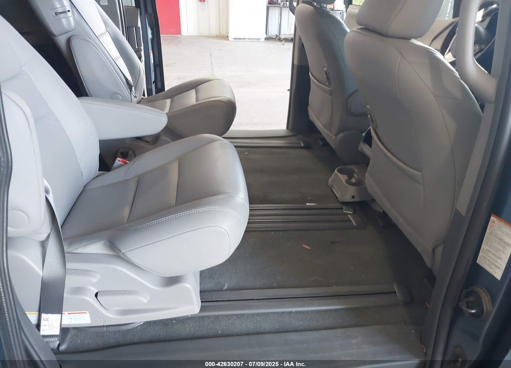 2017 TOYOTA SIENNA XLE 8 PASSENGER VIN: 5TDYZ3DC3HS887696