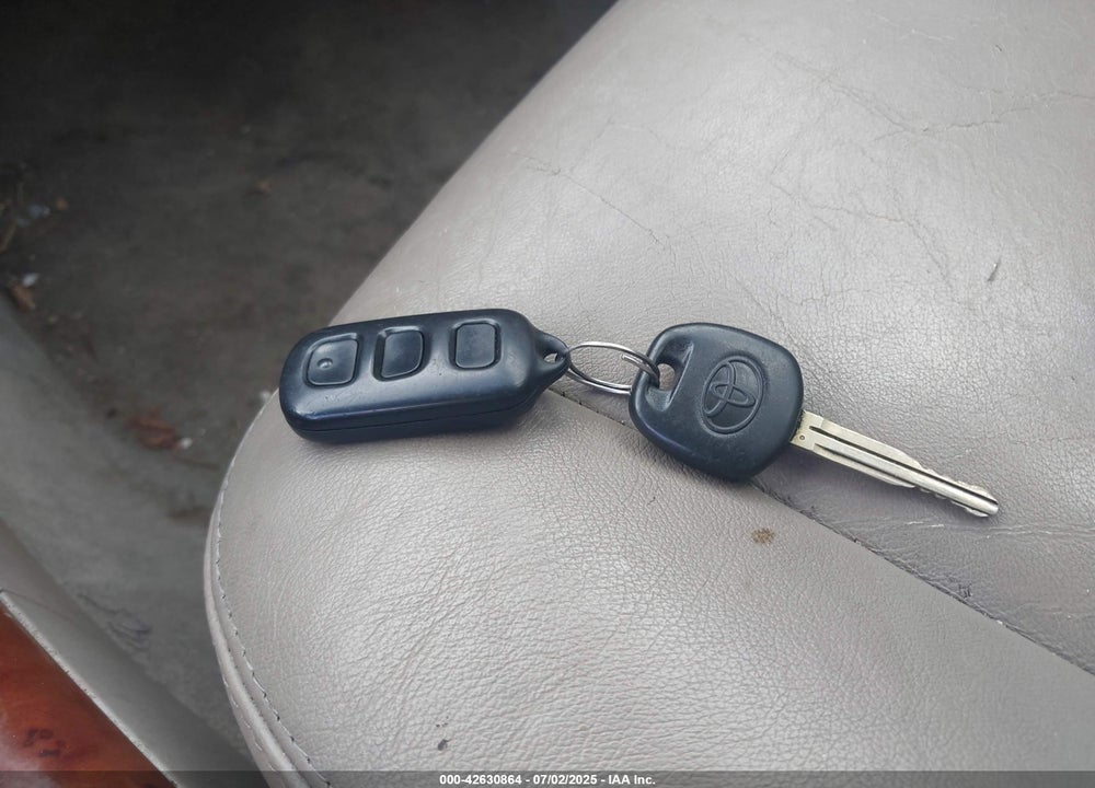 2005 TOYOTA CAMRY XLE V6 VIN: 4T1BF30K55U085939