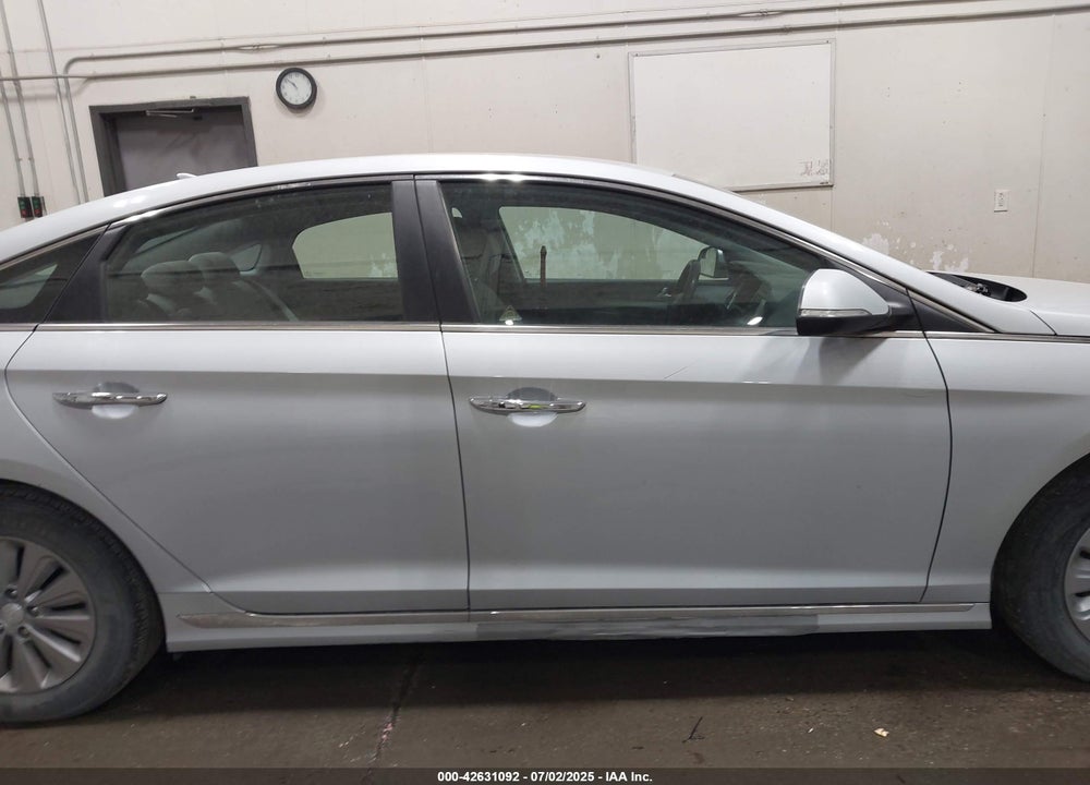 2017 HYUNDAI SONATA HYBRID VIN: KMHE24L37HA063479