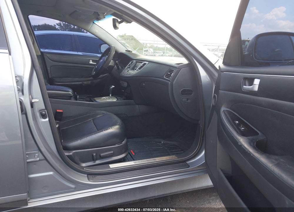 2014 HYUNDAI GENESIS VIN: KMHGC4DD7EU266198