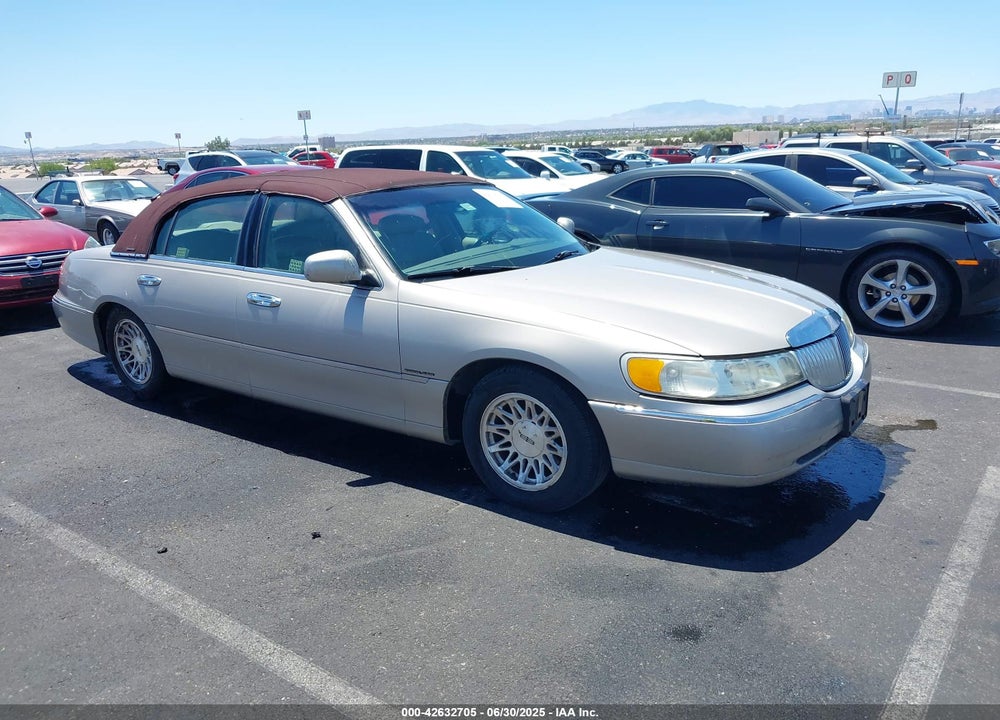 1999 LINCOLN TOWN CAR SIGNATURE VIN: 1LNHM82W0XY690945