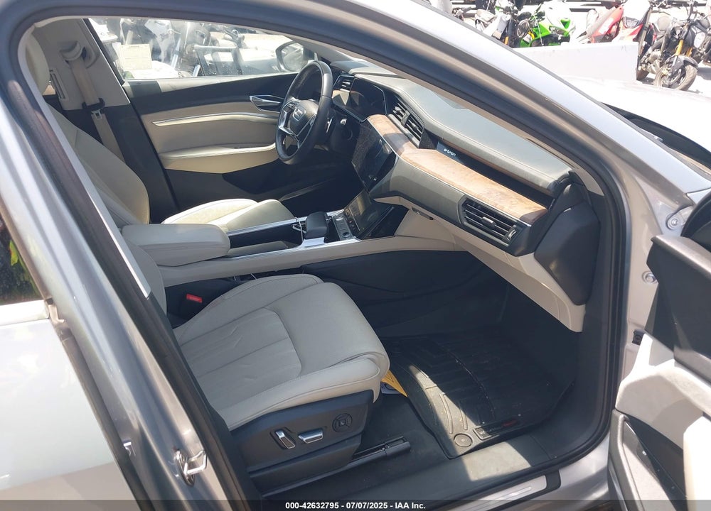 2019 AUDI E-TRON VIN: WA1VAAGE9KB010814