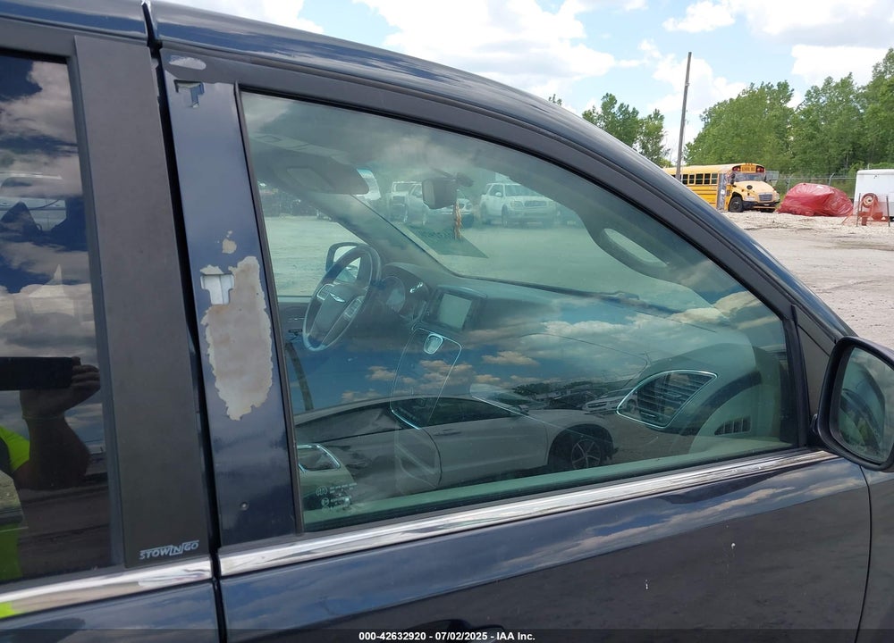 2014 CHRYSLER TOWN & COUNTRY VIN: 2C4RC1BG2ER211809