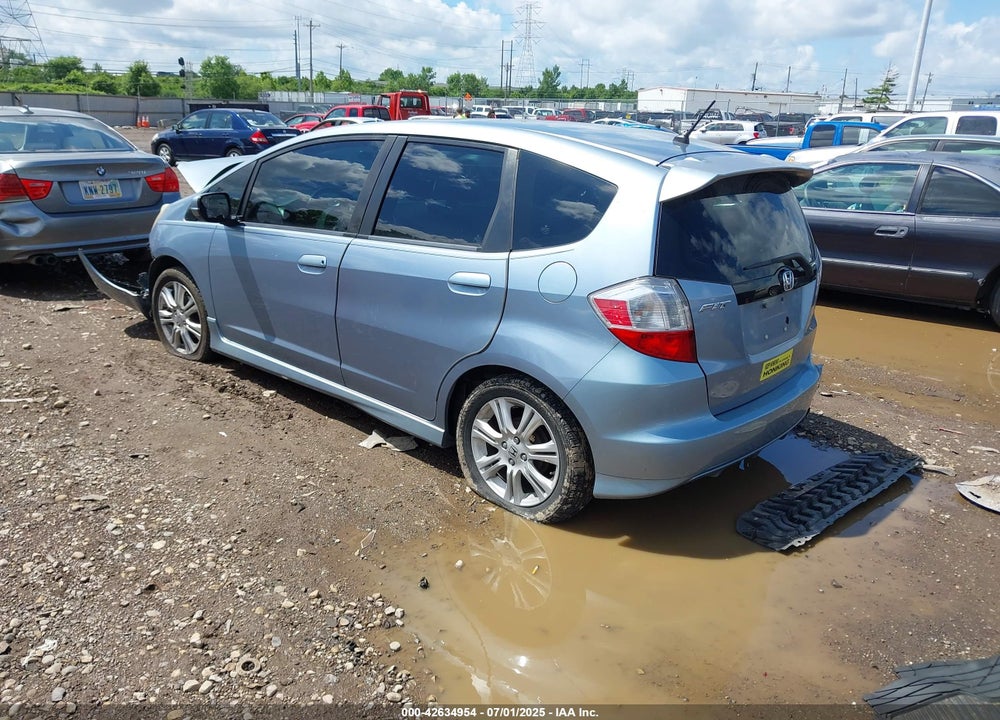 2011 HONDA FIT VIN: JHMGE8H50BC021252