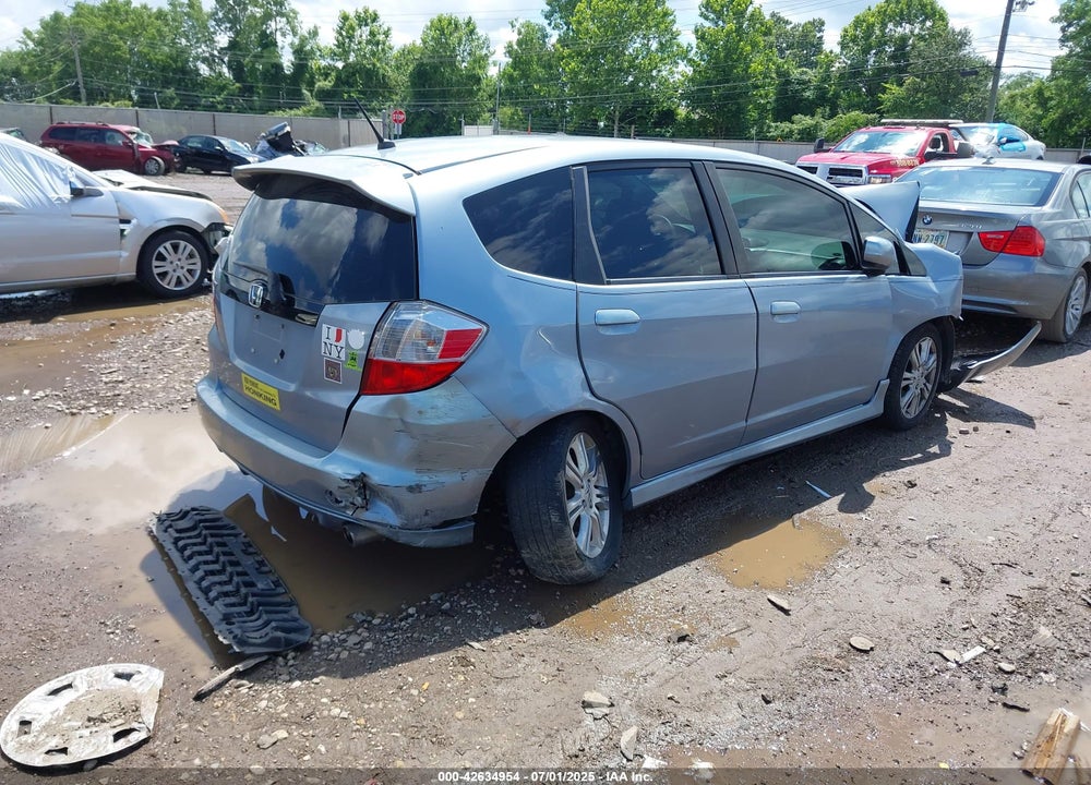 2011 HONDA FIT VIN: JHMGE8H50BC021252
