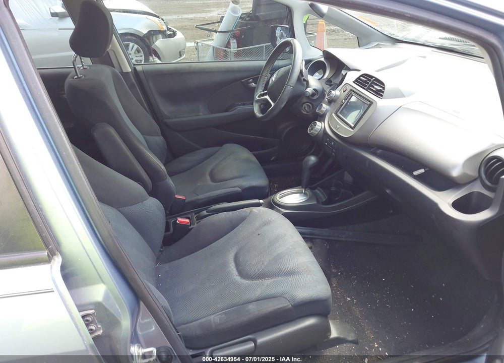 2011 HONDA FIT VIN: JHMGE8H50BC021252