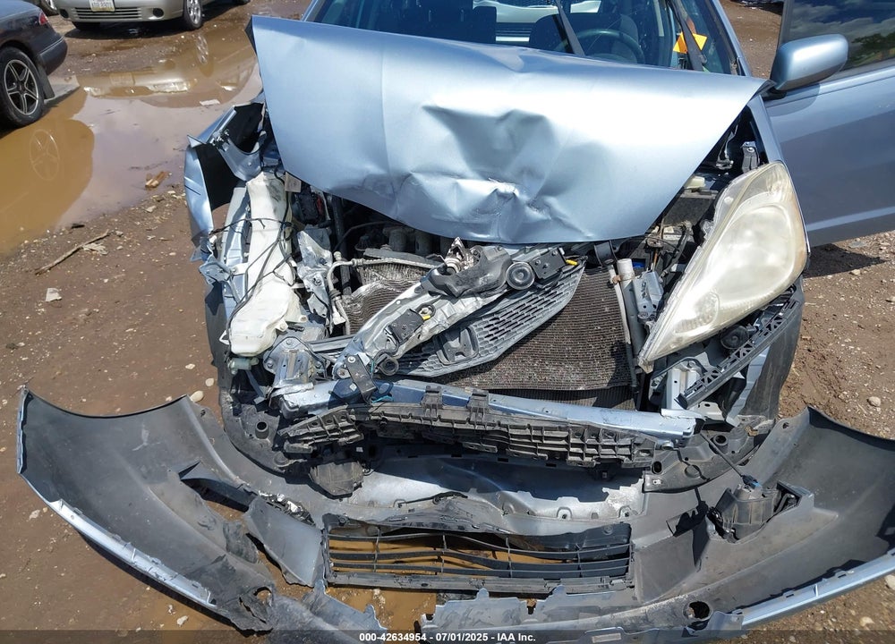 2011 HONDA FIT VIN: JHMGE8H50BC021252