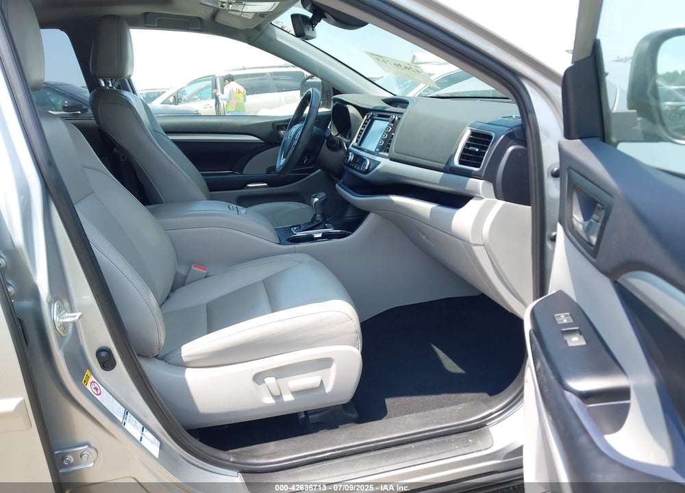 2019 TOYOTA HIGHLANDER VIN: 5TDJZRFH6KS614952