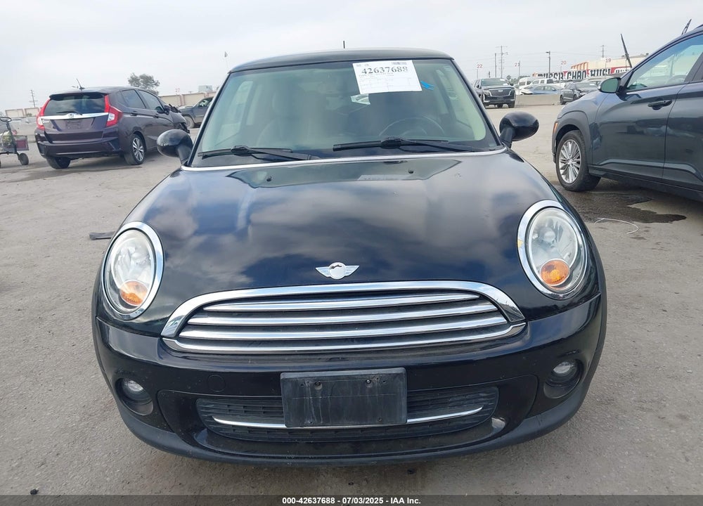 2011 MINI COOPER VIN: WMWSU3C50BT098905