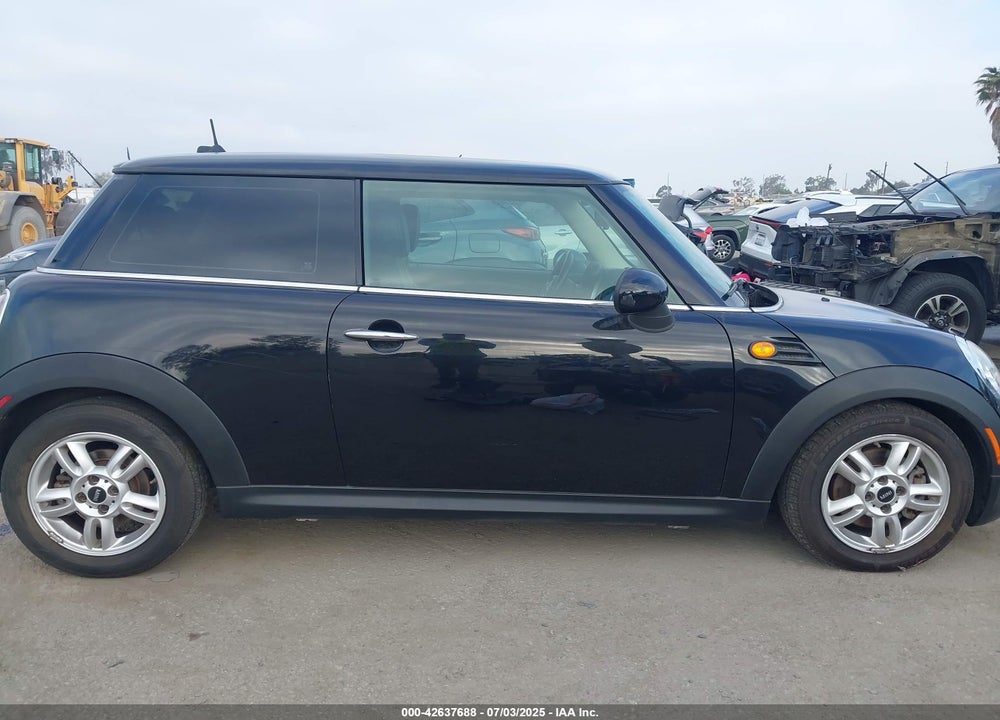 2011 MINI COOPER VIN: WMWSU3C50BT098905