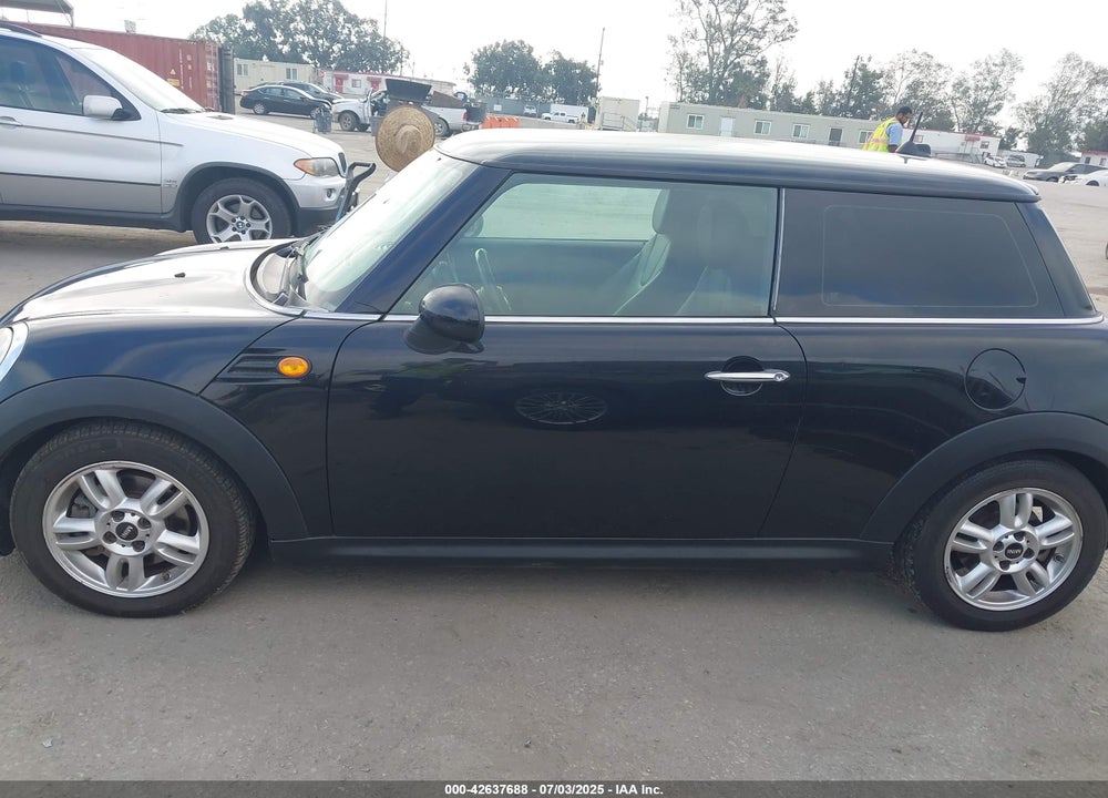 2011 MINI COOPER VIN: WMWSU3C50BT098905