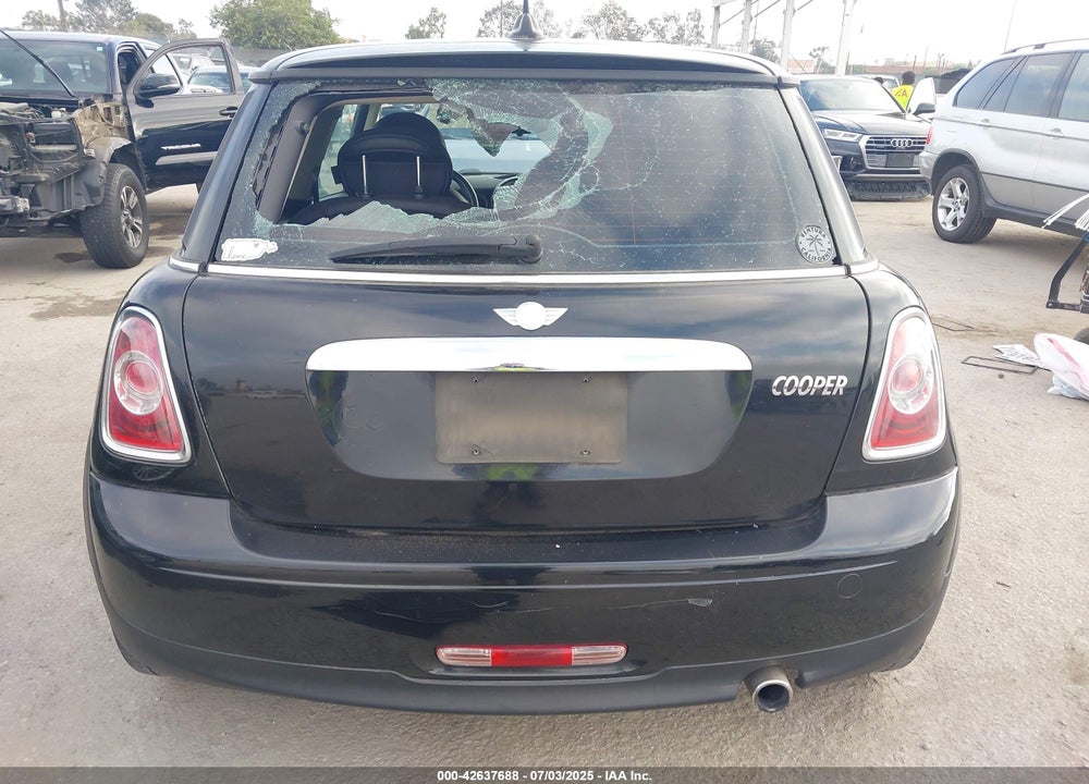 2011 MINI COOPER VIN: WMWSU3C50BT098905