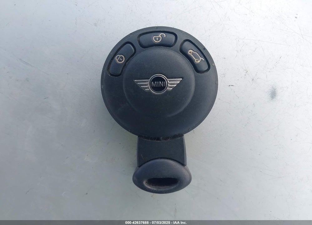 2011 MINI COOPER VIN: WMWSU3C50BT098905